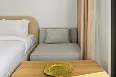 a bedroom with a bed and a table with a chair at Estudio Amira en Dubai by beBalmy in Dubai
