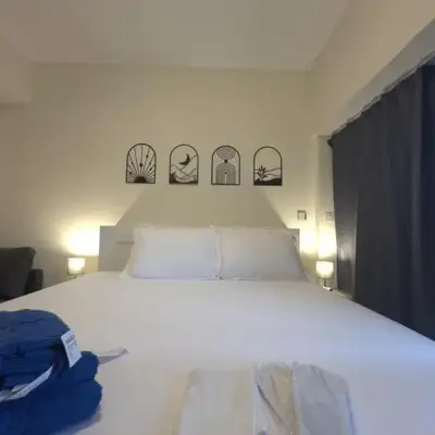 Click Stay - JLT - Entire Studio & Balcony Lakes view Apartment -HW