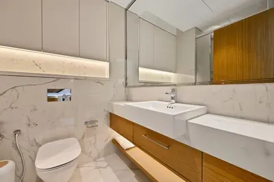 a bathroom with a sink toilet and a mirror at Estudio Pearl en Dubai by beBalmy in Dubai