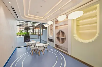 a dining room with white chairs and a table at Estudio Pearl en Dubai by beBalmy in Dubai