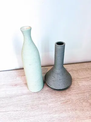 two vases sitting on top of a wooden floor at Séjour raffiné et inoubliable in Dubai