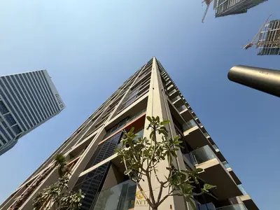 a tall building with a tree in front of it at Evasion Moderne a Business Bay vue sur le canal in Dubai