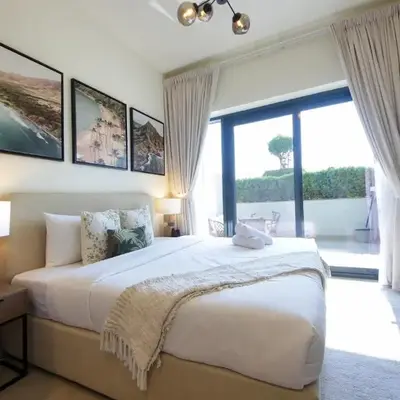 Silk Valley - Luxury St with Pool Access & Balcony | 10 Min to Downtown