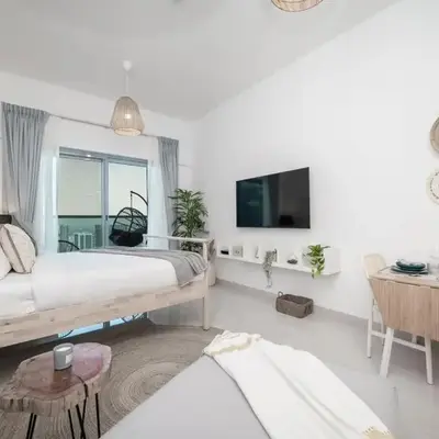 HiGuests - Charming Studio with Lake Views in Business Bay