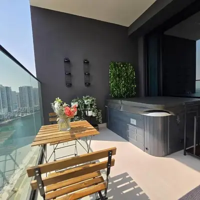 Trillionaire Bayhouse Chic Studio - Jacuzzi with views
