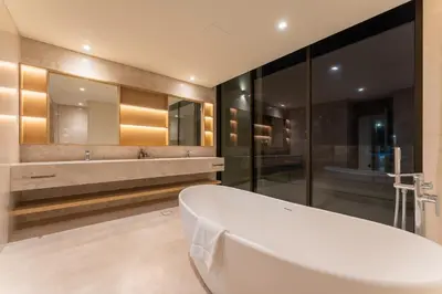 a bathroom with a tub and a large mirror at Vacationer l Breathtaking 5 Bed Villa l Luxurious & Spacious in Dubai