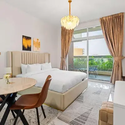 Stylish Pool-View Studio w Balcony & King Bed