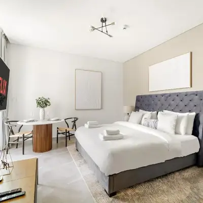 VayK - Sunlit Studio with Canal Views in Business Bay
