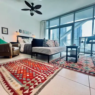 Gallery image of Studio on the Metro with Stunning Lake View in Dubai