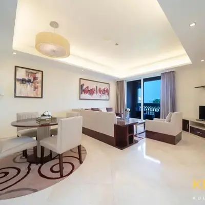 Spacious One Bedroom with Beach Access