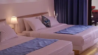 two beds in a hotel room next to each other at Jbr penthouse with terrace pool in Dubai