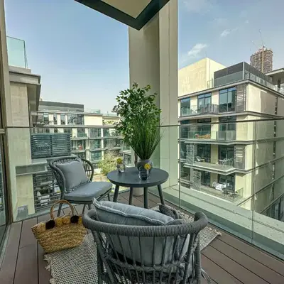 HiGuests - Charming Retreat in CityWalk With Balcony and Pool