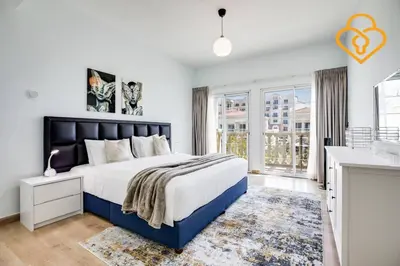 a bedroom with a king sized bed and a kitchen at Keysplease Amazing 2 B/R Villa With private Pool, JVT in Dubai